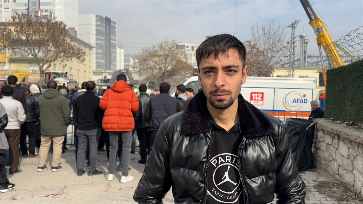 Konya'da oturdukları apartmanın çökmesini cep telefonu kamerasıyla kaydeden 21 yaşındaki Muhammed...