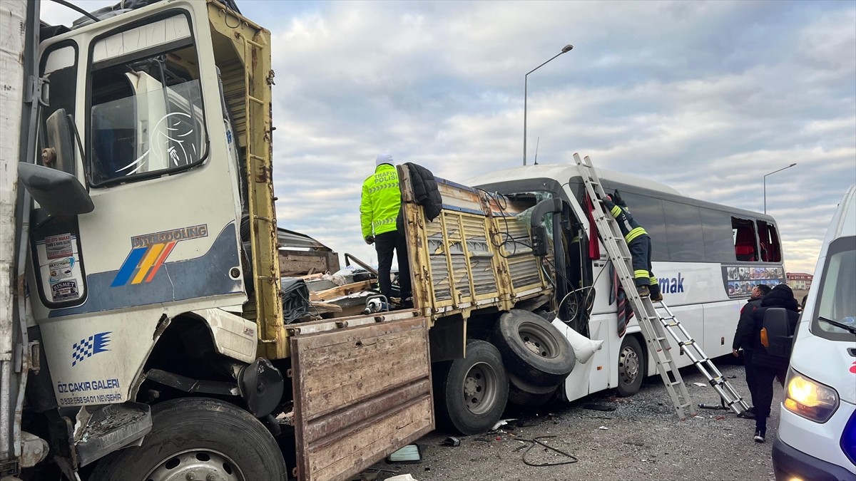 Konya'da park halindeki tıra çarpan kamyon ile yolcu otobüsünün karıştığı trafik kazasında, ilk...