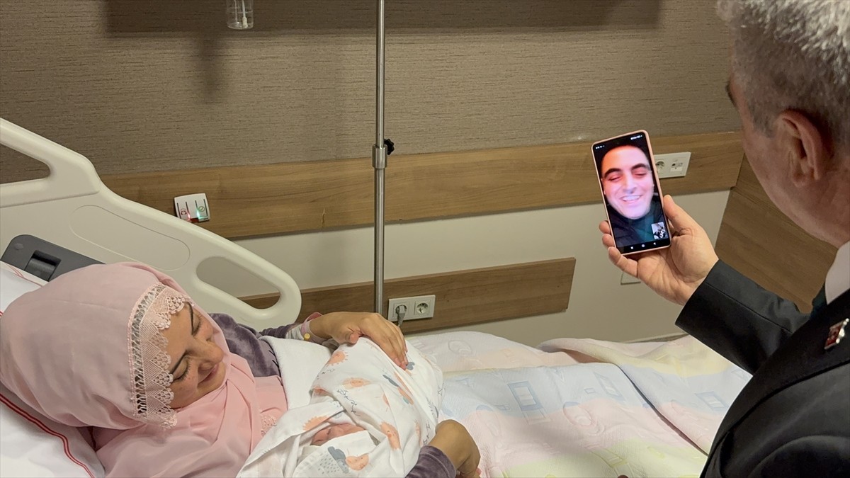 Konya'da yeni 2025 yılının ilk dakikalarında dünyaya gelen bebeğe "Zümra" ismi verildi. Anneyi...