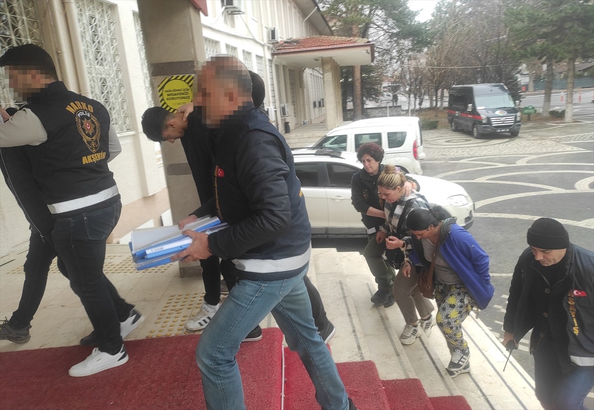 Konya'nın Akşehir ilçesinde düzenlenen uyuşturucu operasyonunda gözaltına alınan 9 şüpheliden 1'i...