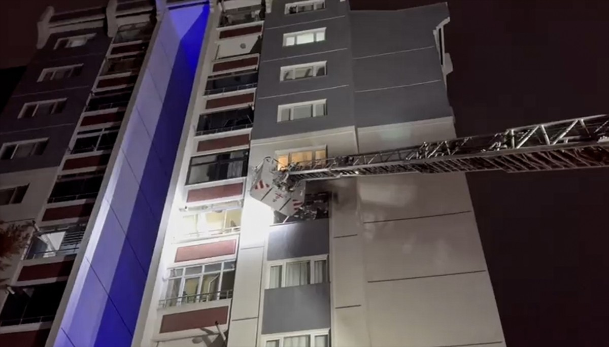 Küçükçekmece'de 11 katlı binanın 7'nci katında çıkan yangın itfaiye ekiplerinin müdahalesiyle...