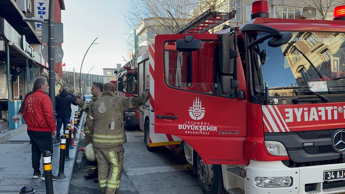 Küçükçekmece'de, iş yerinde elektrik kontağından çıkan yangın itfaiye ekiplerinin müdahalesiyle...