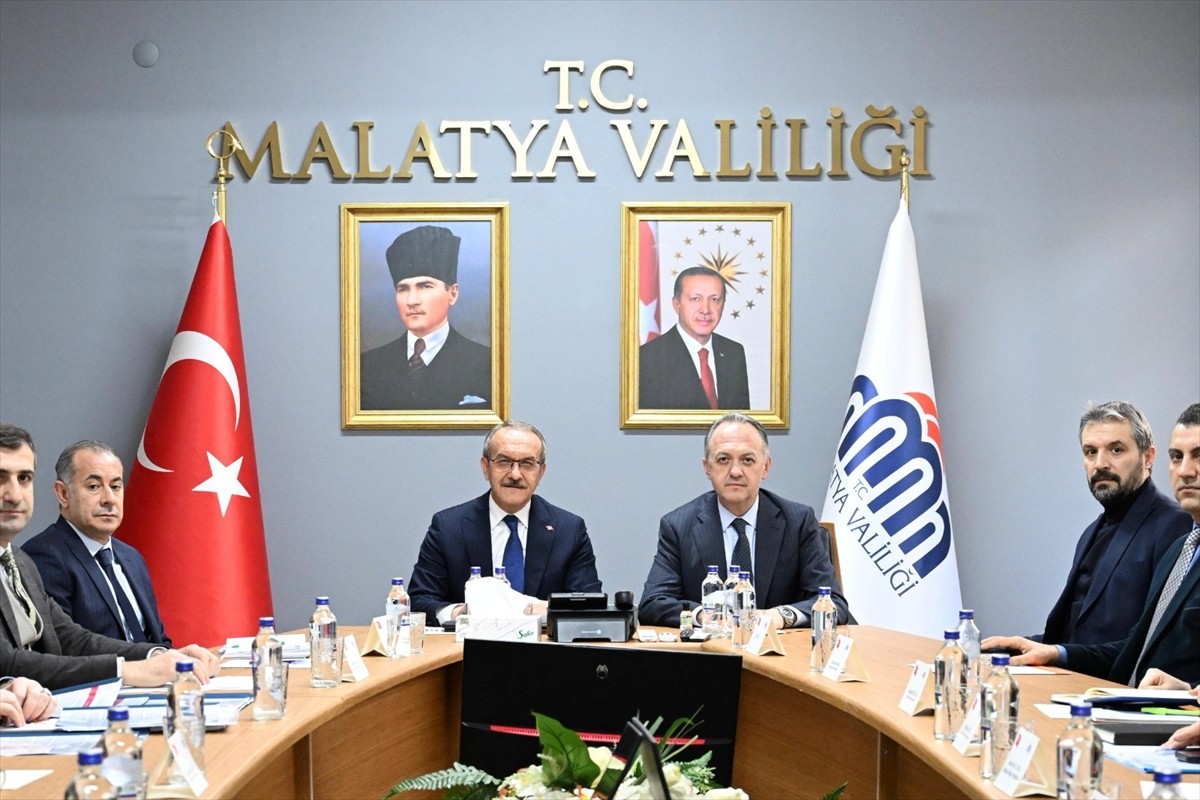 Kültür ve Turizm Bakan Yardımcısı Gökhan Yazgı (sağ 3), Malatya Valiliğini ziyaret etti. Yazgı...