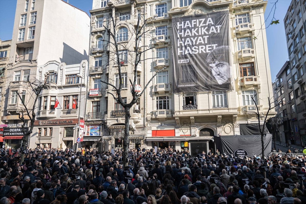 Kurucusu ve Genel Yayın Yönetmeni olduğu Agos Gazetesi önünde 19 Ocak 2007'de öldürülen Hrant Dink...