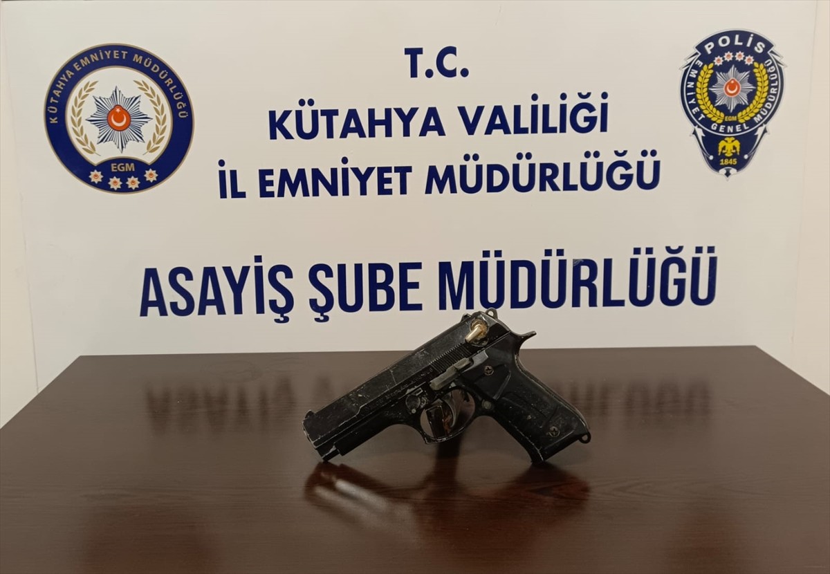 Kütahya'da bir kuyumcudan kurusıkı tabancayla hırsızlık yapmaya çalışan kar maskeli 3 şüpheli...