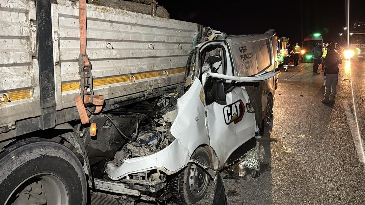 Kütahya'da tıra çarpan kamyonetteki 1 genç öldü, 1 kişi ağır yaralandı.
