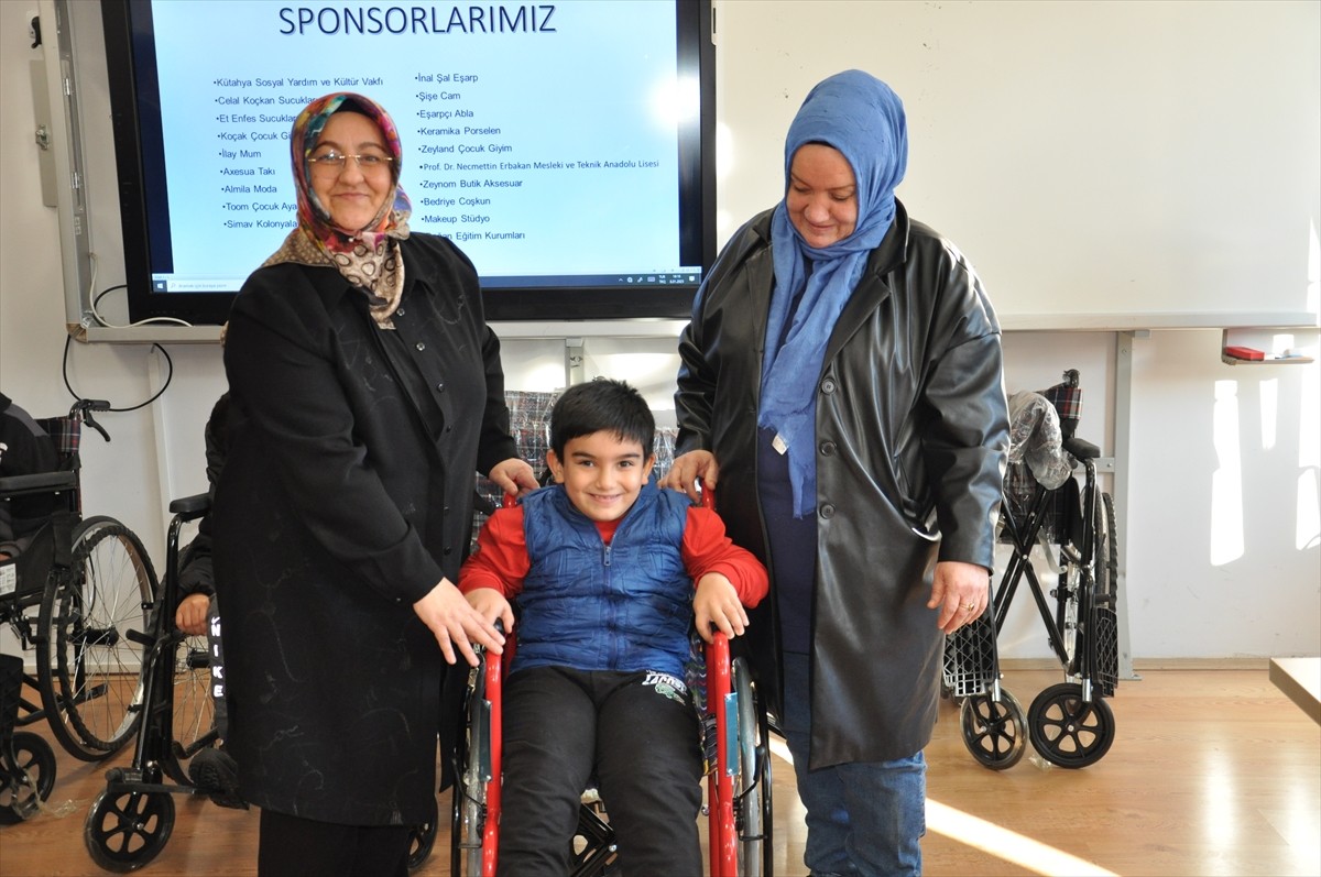 Kütahya'da Yunus Emre Ortaokulu'nda görev yapan öğretmen Şükran Yiğit, ihtiyaç sahiplerine destek...