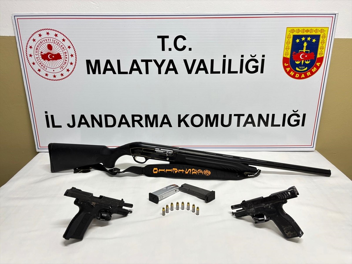 Malatya'da kaçakçılık operasyonlarında ruhsatsız silahlar ve fişekler ele geçirildi, 2 şüpheli...