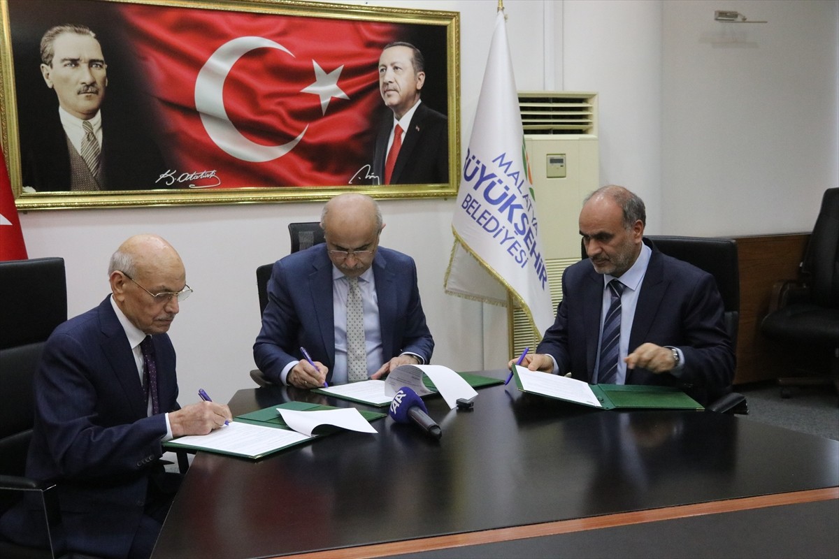 Malatya'da Kahramanmaraş merkezli 6 Şubat 2023'te meydana gelen depremlerde hasar aldıktan sonra...