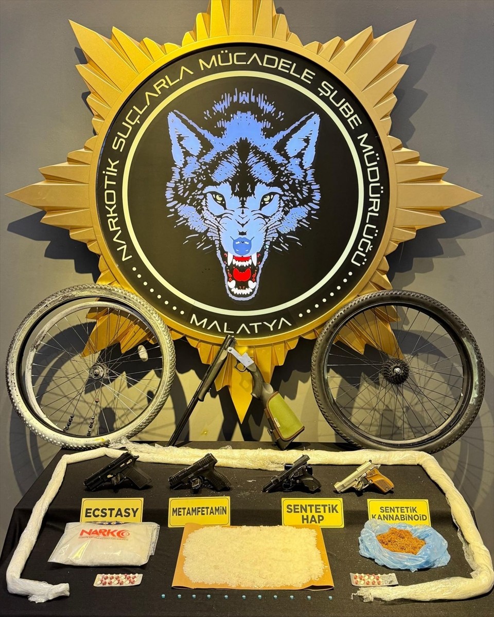 Malatya'da uyuşturucu operasyonunda gözaltında alınan 14 zanlı tutuklandı. Operasyonda 4 kilo 818...