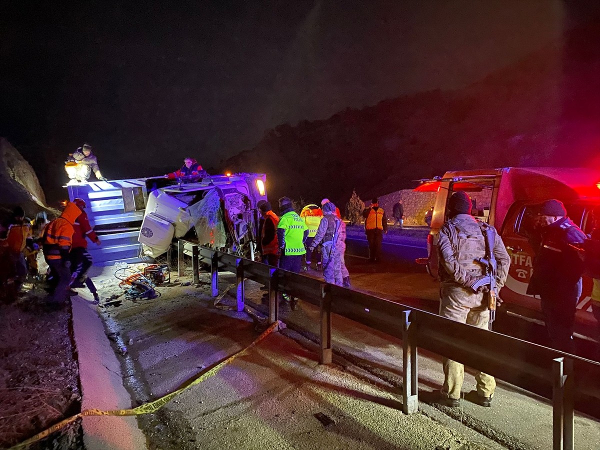 Malatya'nın Doğanşehir ilçesinde kamyonun devrilmesi sonucu 2 kişi öldü, 1 kişi yaralandı. Bölgeye...