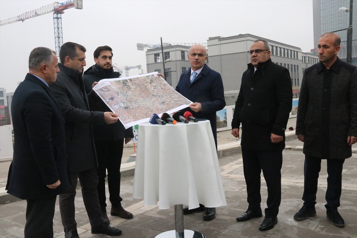 Malatya Büyükşehir Belediye Başkanı Sami Er (sağ 3), Kahramanmaraş merkezli 6 Şubat 2023'teki...