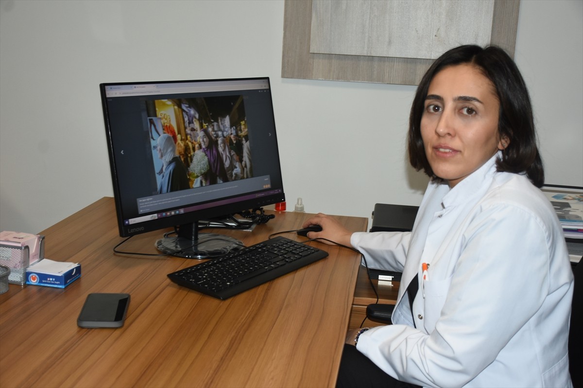 Malatya Eğitim ve Araştırma Hastanesi'ndeki sağlık çalışanları, Anadolu Ajansının (AA) gözünden...