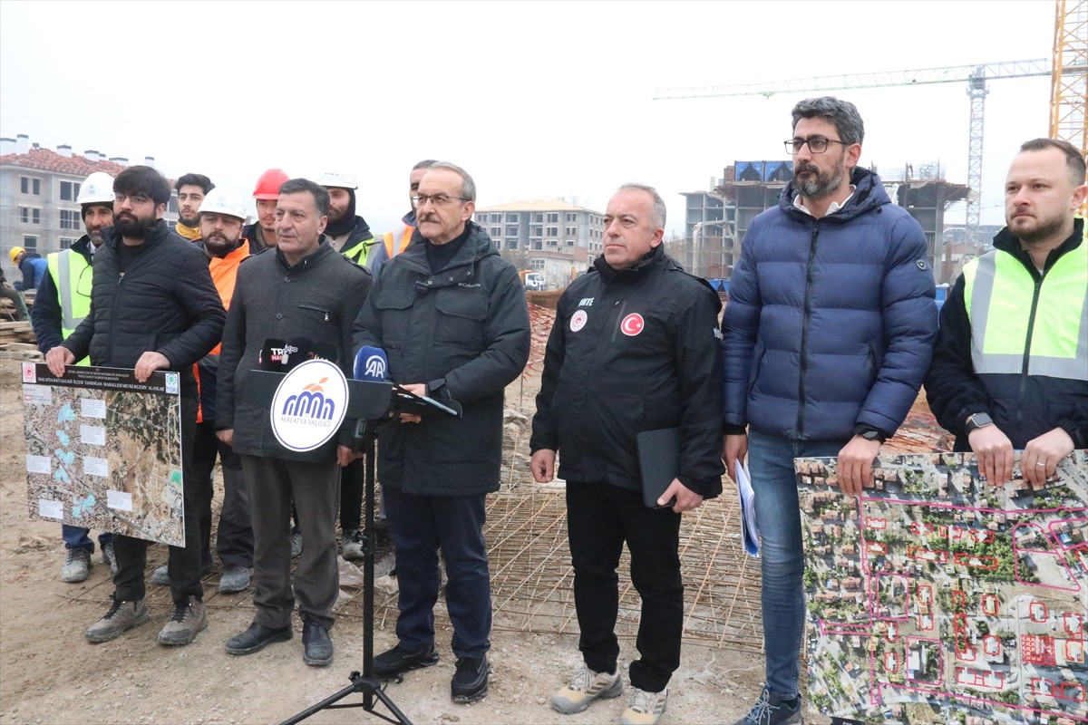 Malatya Valisi Seddar Yavuz (sağ 4), Çevre, Şehircilik ve İklim Değişikliği İl Müdürü Cengiz Başer...
