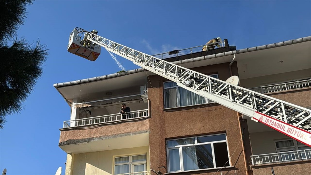 Maltepe'de Cevizli Mahallesi Zuhal Caddesi'ndeki 3 katlı binanın çatı katındaki dairede, henüz...