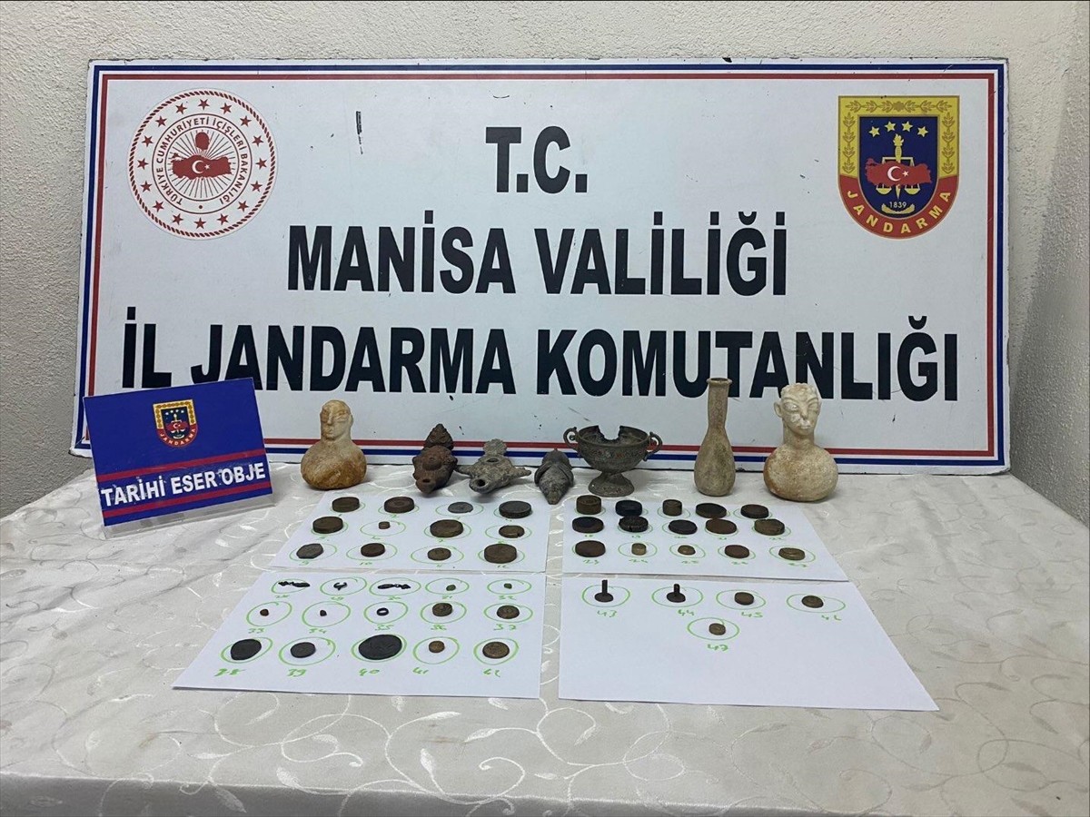 Manisa'nın Akhisar ilçesinde evde yapılan aramada 54 parça tarihi eser ele geçirildi.