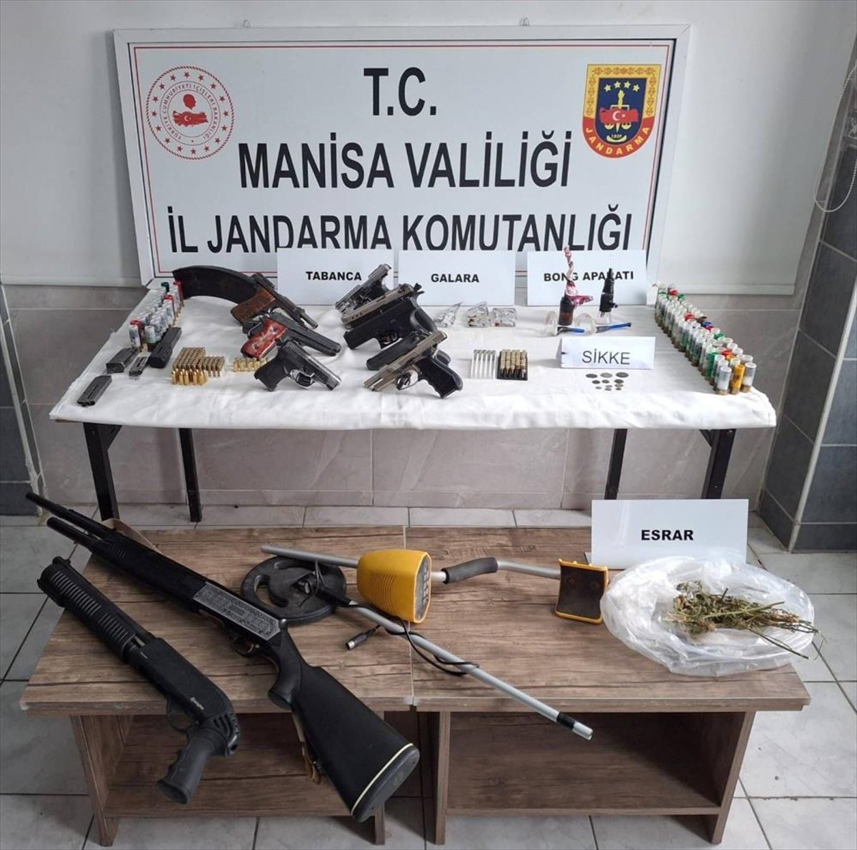 Manisa'nın Salihli ve Turgutlu ilçelerinde düzenlenen uyuşturucu ve silah kaçakçılığı...