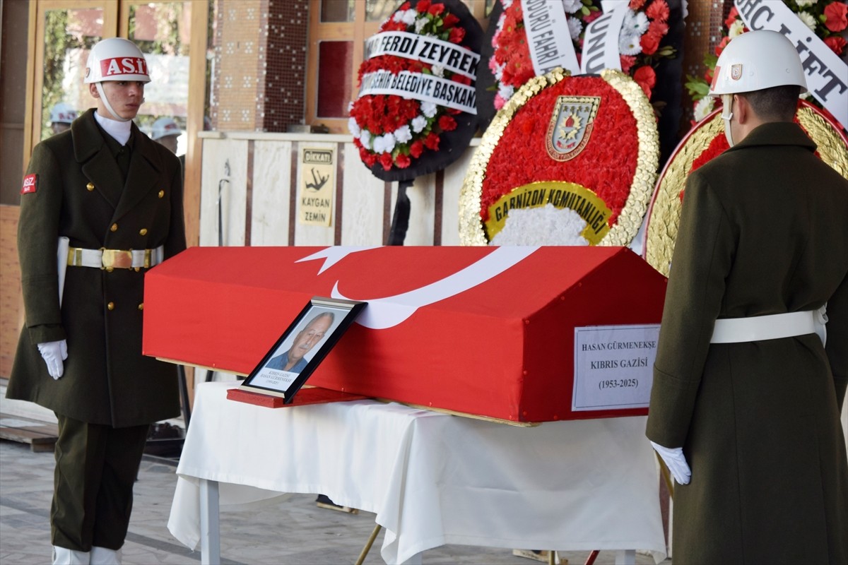 Manisa'nın Turgutlu ilçesinde 72 yaşında vefat eden Kıbrıs gazisi Hasan Gürmenekşe'nin cenazesi...