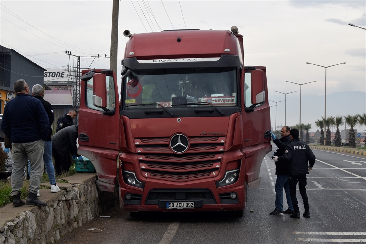Manisa'nın Turgutlu ilçesinde, tır sürücüsü park halindeki aracında ölü bulundu. Tırın sürücüsünün...