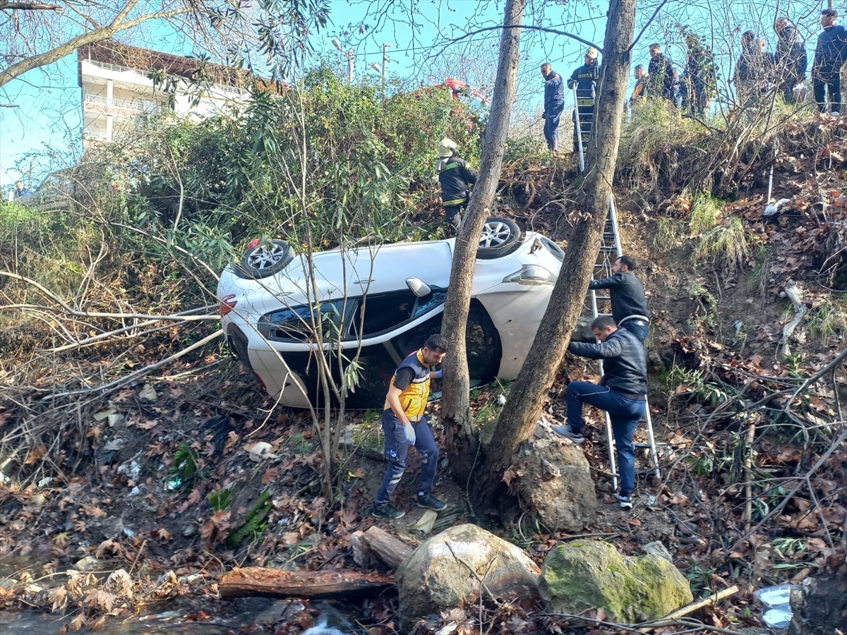Manisa'nın Yunusemre ilçesinde geri manevra sırasında dere yatağına düşen otomobildeki 1 kişi...