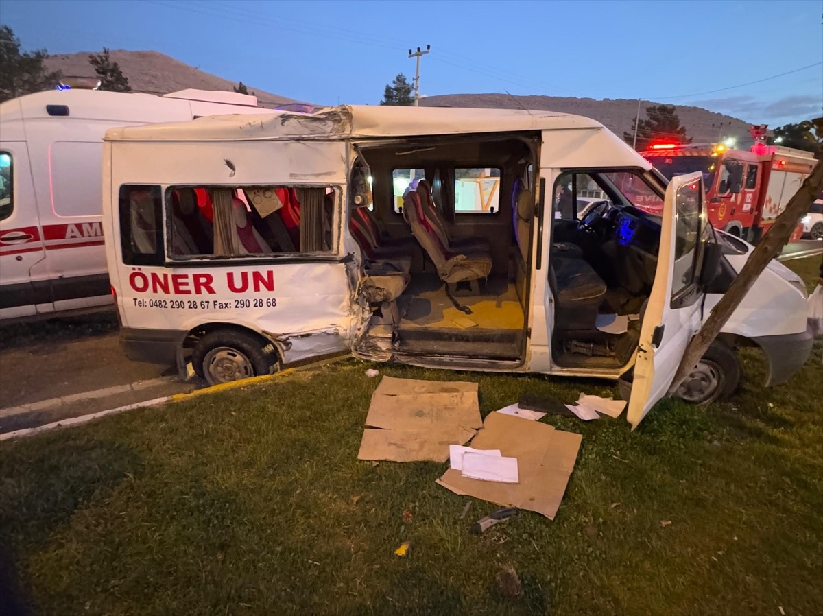 Mardin'in Artuklu ilçesinde işçi servisi ve kamyonun çarpışması sonucu 11 kişi yaralandı.