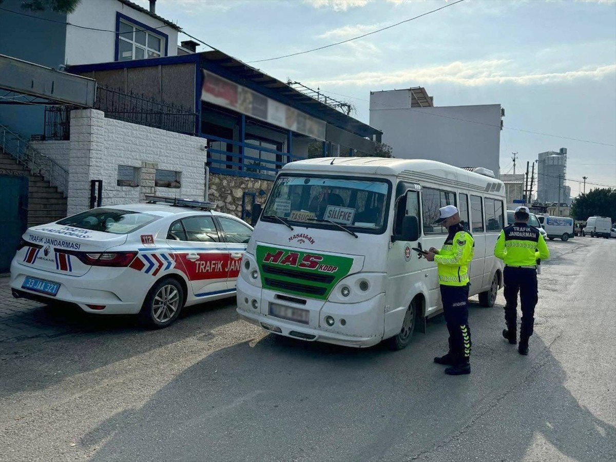 Mersin'de bu ay jandarma ekiplerince yapılan trafik denetimlerinde 597 araç trafikten men edildi.