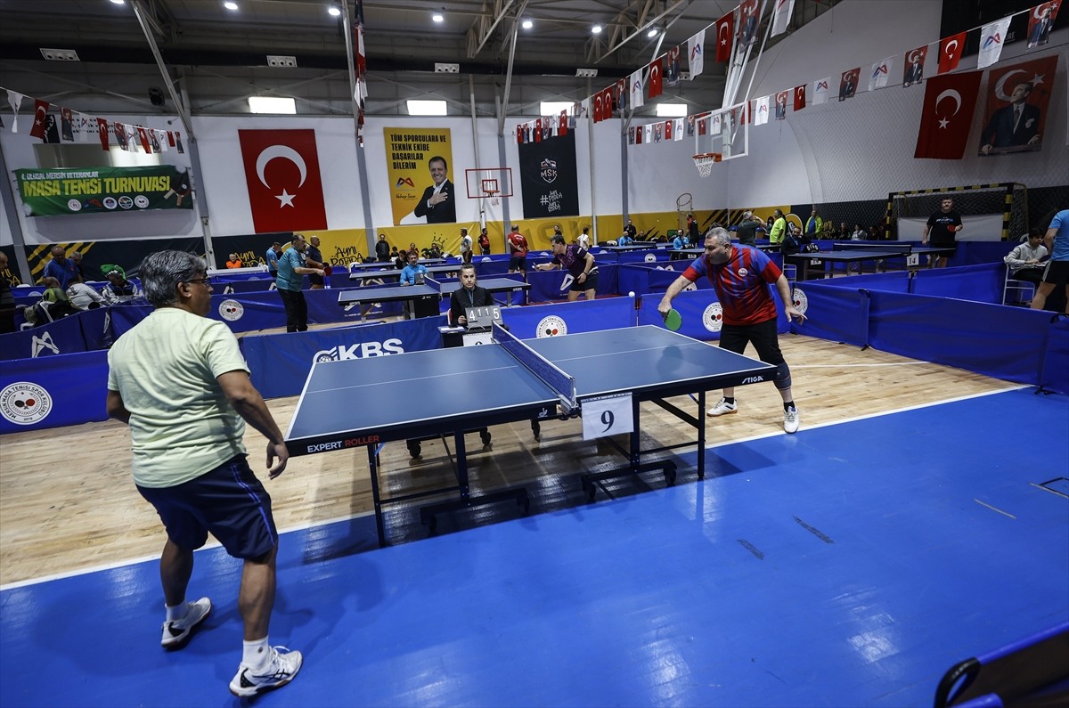 Mersin'de düzenlenen "4. Masa Tenisi Veteran Turnuvası"nda ilk gün müsabakaları tamamlandı....