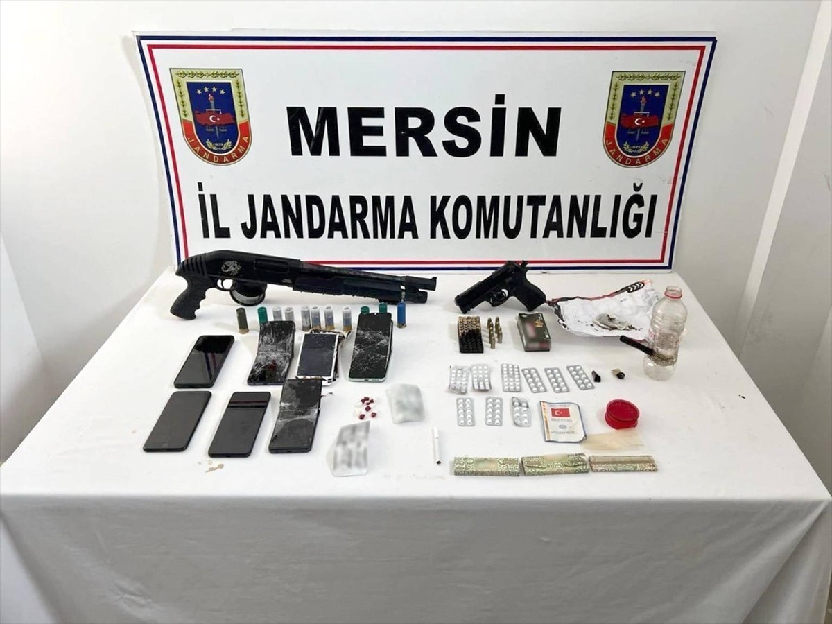 Mersin'de jandarma ekiplerince düzenlenen uyuşturucu operasyonunda gözaltına alınan 10 şüpheliden...