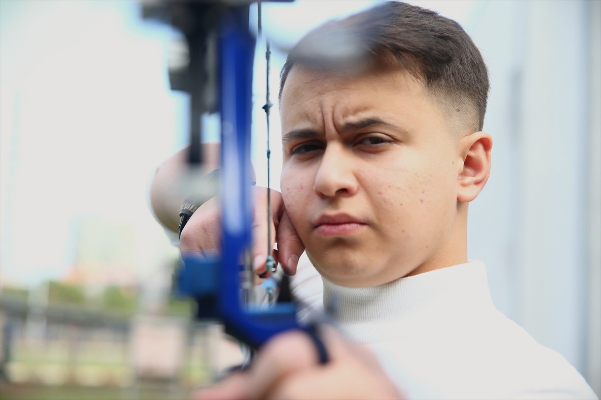 Mersin'de müftülük bünyesindeki gençlik merkezi sayesinde okçulukla tanışan 15 yaşındaki Furkan...