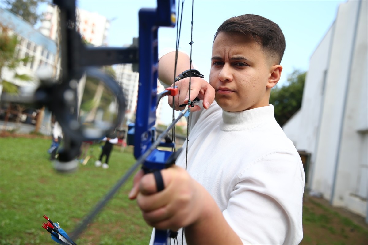 Mersin'de müftülük bünyesindeki gençlik merkezi sayesinde okçulukla tanışan 15 yaşındaki Furkan...