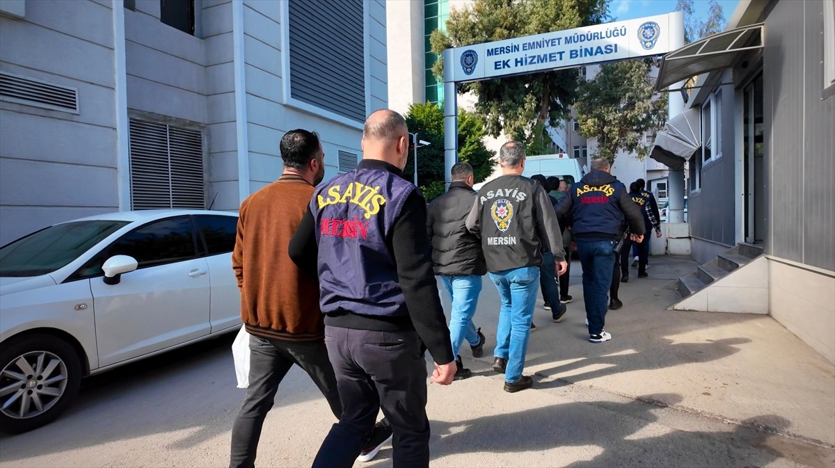 Mersin'de, "sazan sarmalı" yöntemiyle nakliye firmasını dolandırdıkları iddiasıyla yakalanan 7...