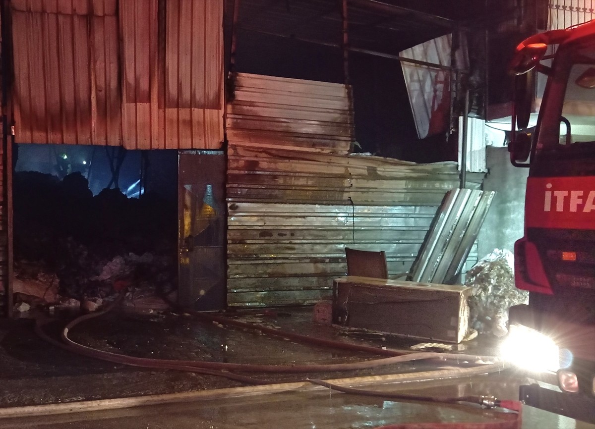 Mersin'in Akdeniz ilçesinde çuval deposunda çıkan yangın hasara yol açtı. Yangın, itfaiye...