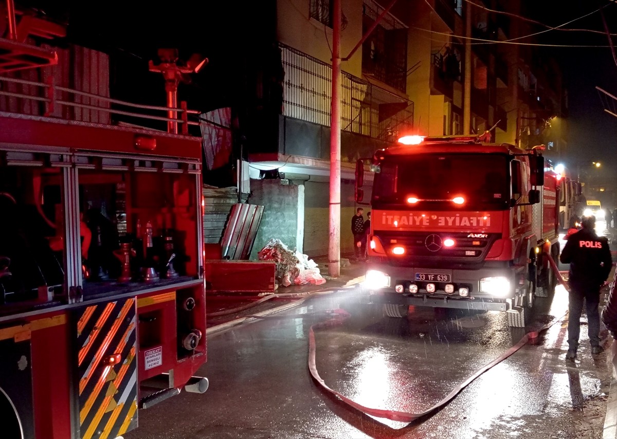 Mersin'in Akdeniz ilçesinde çuval deposunda çıkan yangın hasara yol açtı. Yangın, itfaiye...