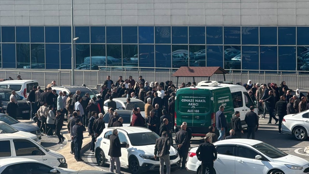 Mersin'in Akdeniz ilçesinde iki grup arasında çıkan silahlı kavgada 1 kişi hayatını kaybetti, 2...