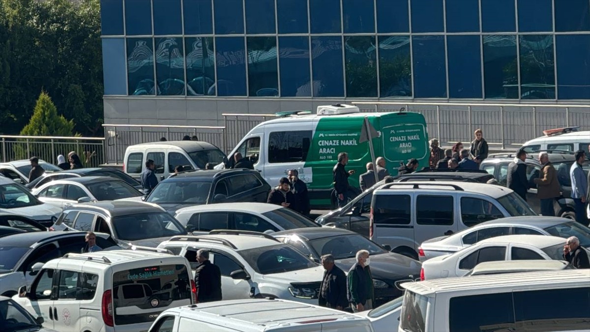 Mersin'in Akdeniz ilçesinde iki grup arasında çıkan silahlı kavgada 1 kişi hayatını kaybetti, 2...
