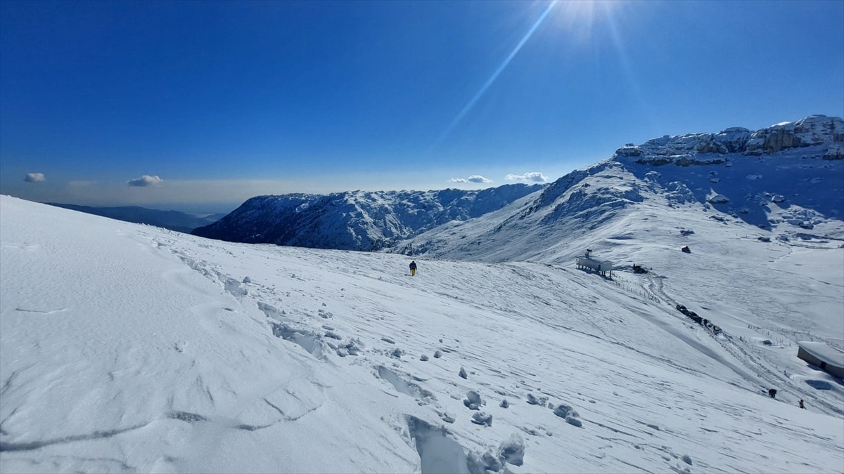 Mersin'in Anamur ve Bozyazı ilçelerinde bir araya gelen vatandaşlar yüksek kesimlerde kayak yapıp...