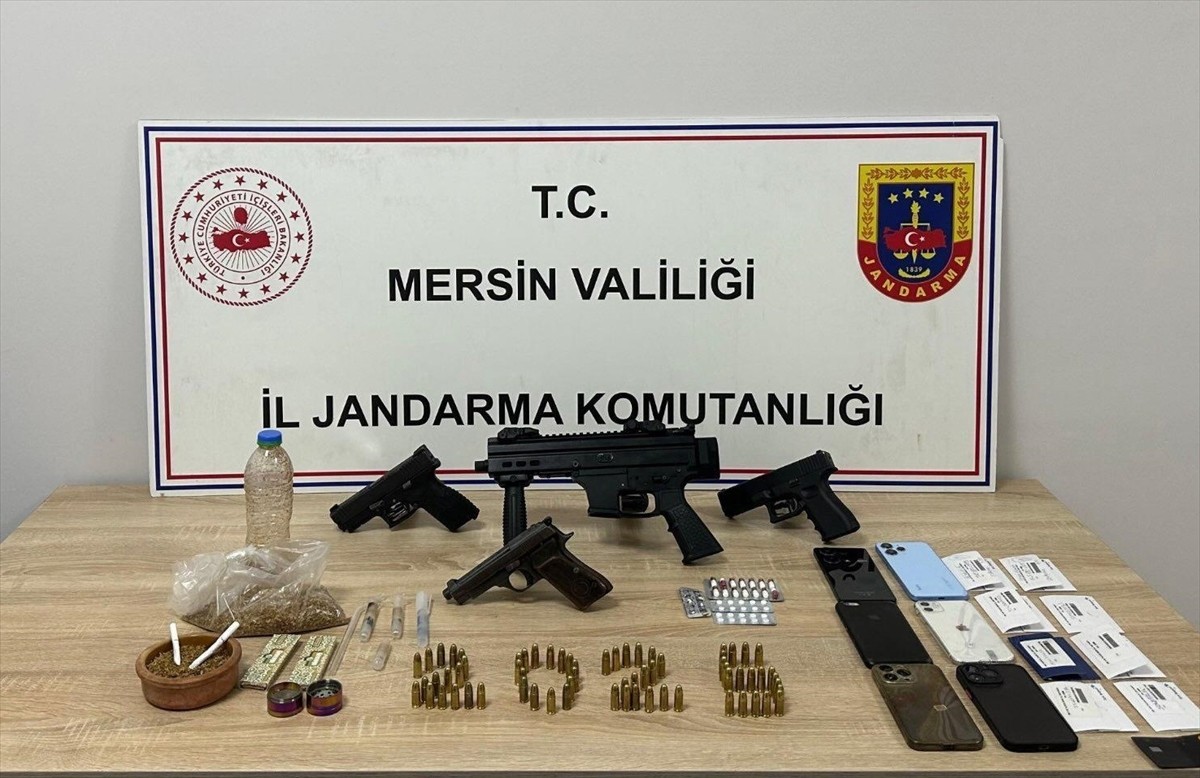 Mersin'in Erdemli ilçesinde suç örgütüne yönelik operasyonda gözaltına alınan 4 şüpheliden 3'ü...