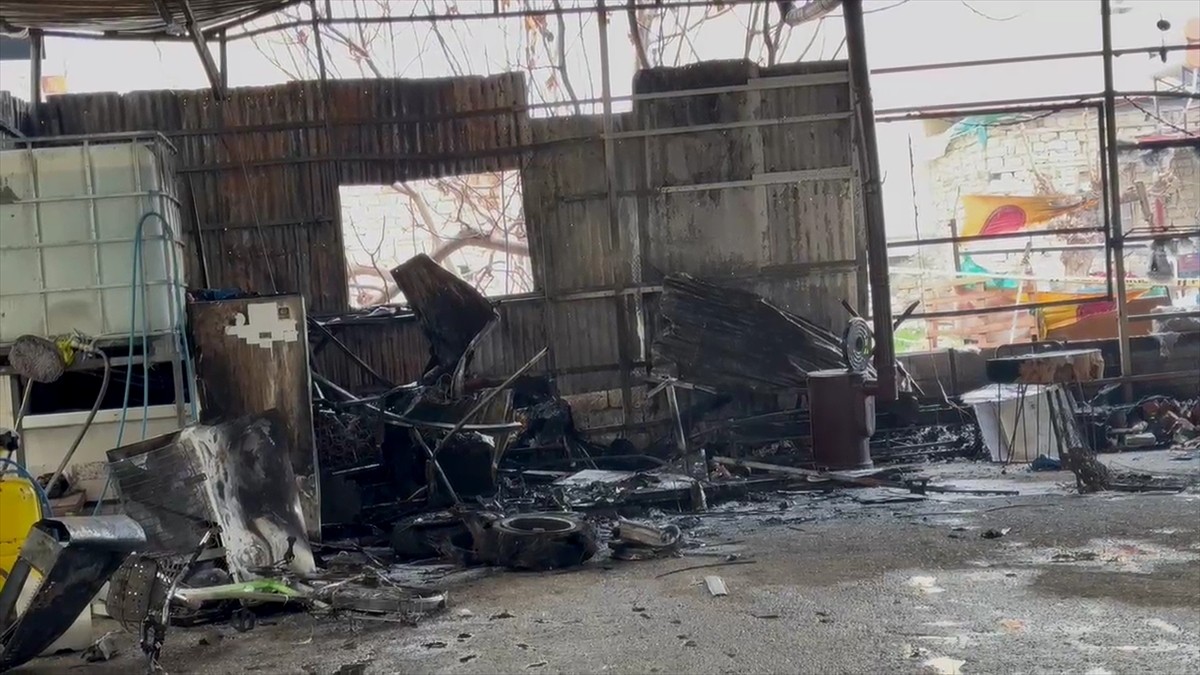 Mersin'in Mut ilçesinde yangın çıkan oto yıkama dükkanında çalışan kişi hayatını...