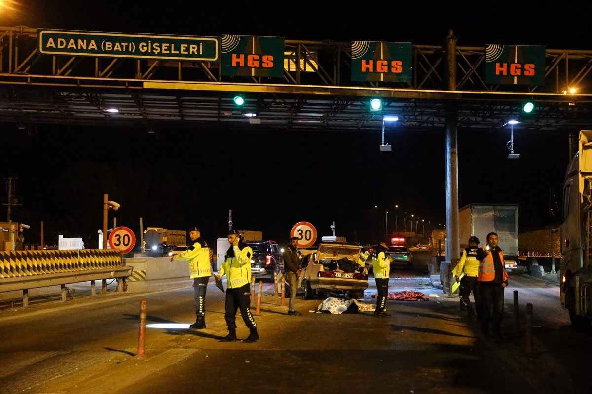 Mersin'in Tarsus ilçesinde otoyol gişelerindeki beton bariyere çarpan otomobildeki 2 kişi yaşamını...