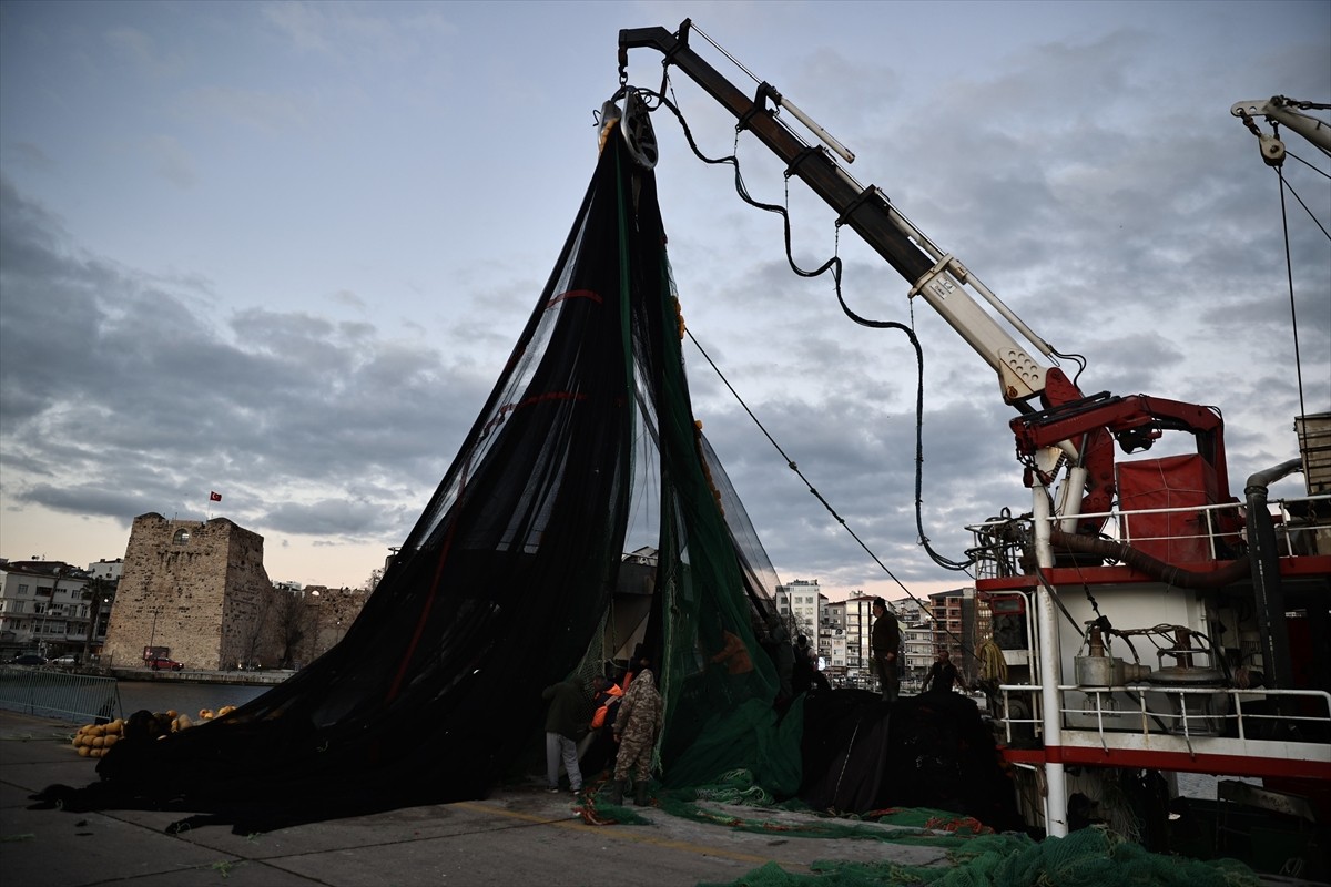 Meteoroloji Genel Müdürlüğünden yapılan fırtına uyarısı üzerine, Karadeniz'de avcılık yapan...
