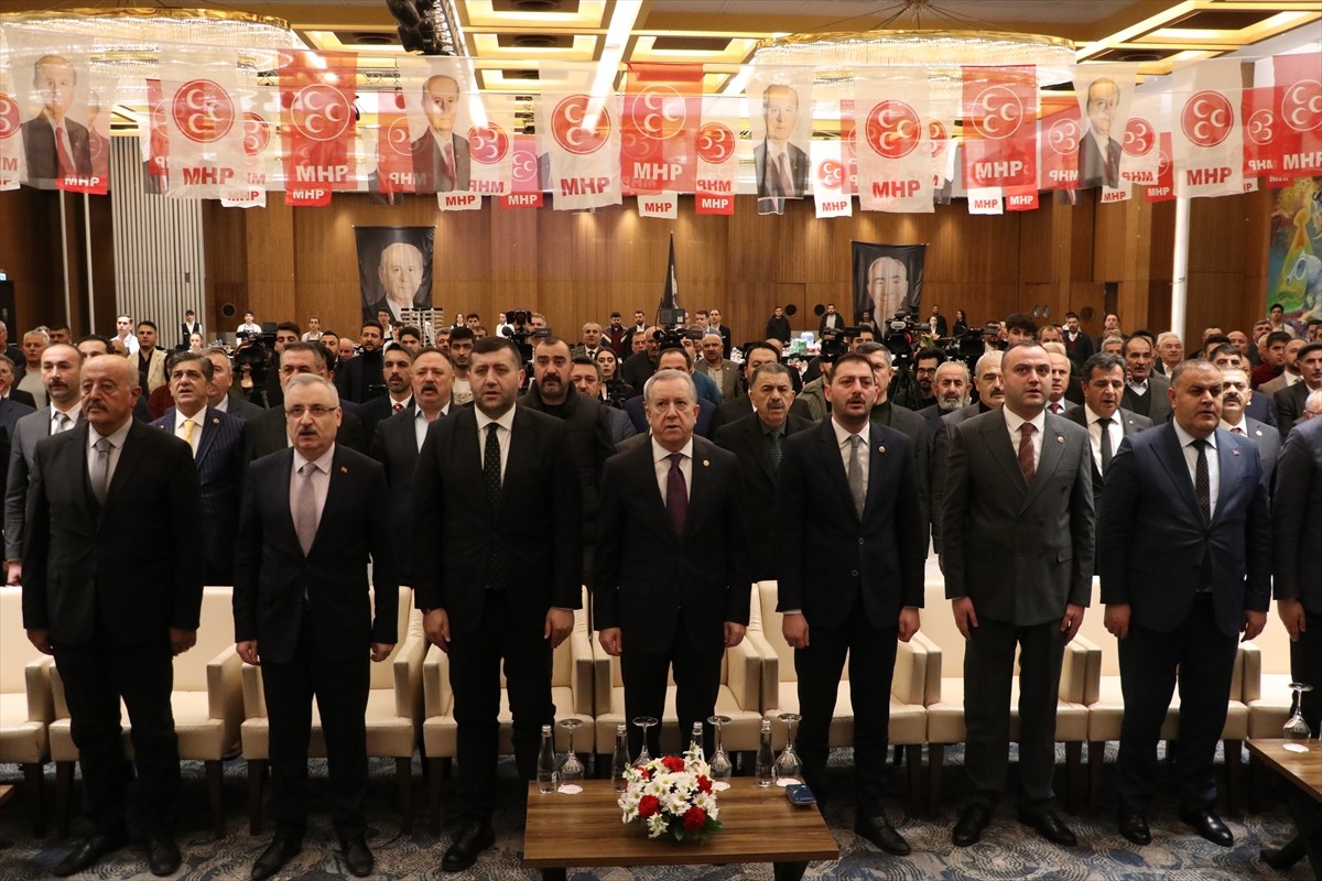 MHP Genel Başkan Yardımcısı Sadir Durmaz (ortada), bir otelde düzenlenen MHP'nin Kayseri...