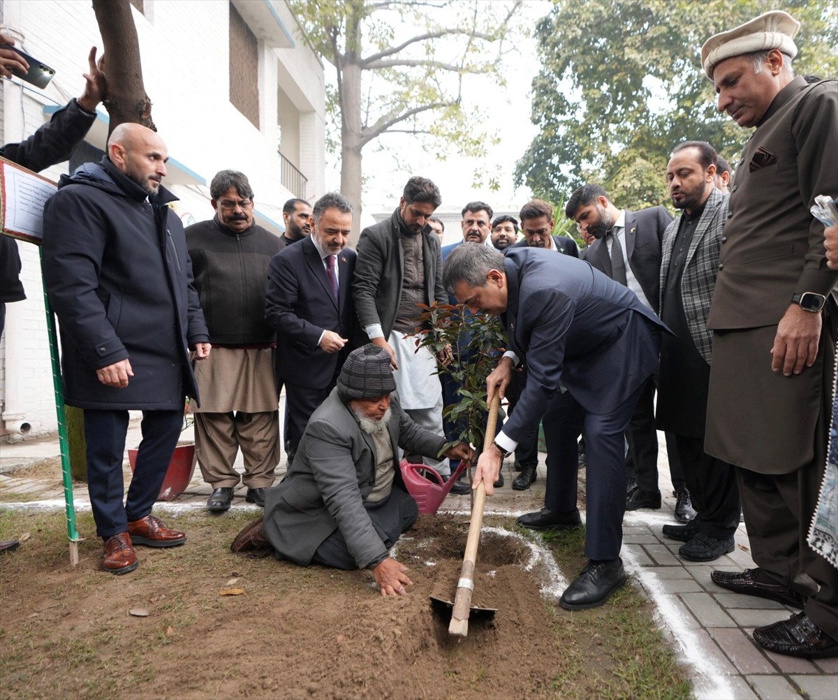 Milli Eğitim Bakanı Yusuf Tekin, Pakistan'ın Lahor kentindeki Kinnaird Kız Lisesini ziyaret...