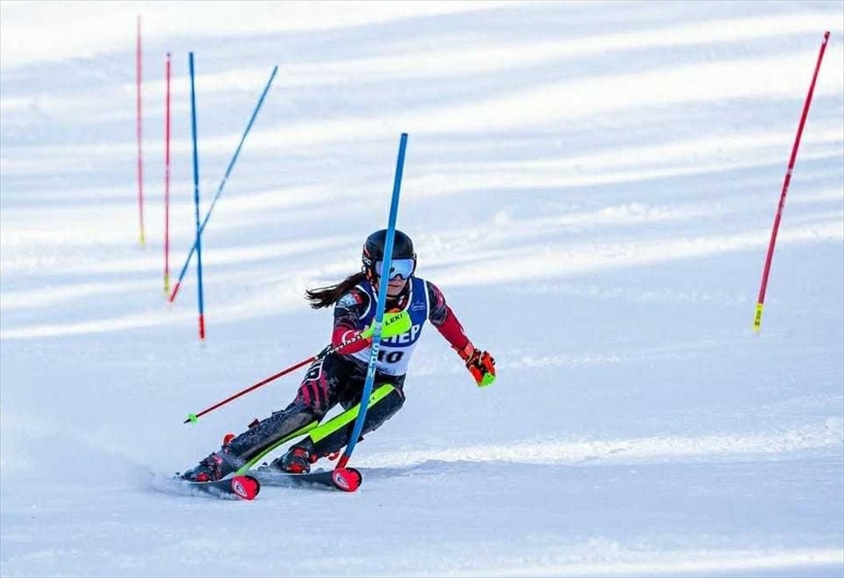 Milli kayakçı Ceren Reyhan Yıldırım (sağda), İtalya'da düzenlenen Uluslararası Alp Disiplini FIS...