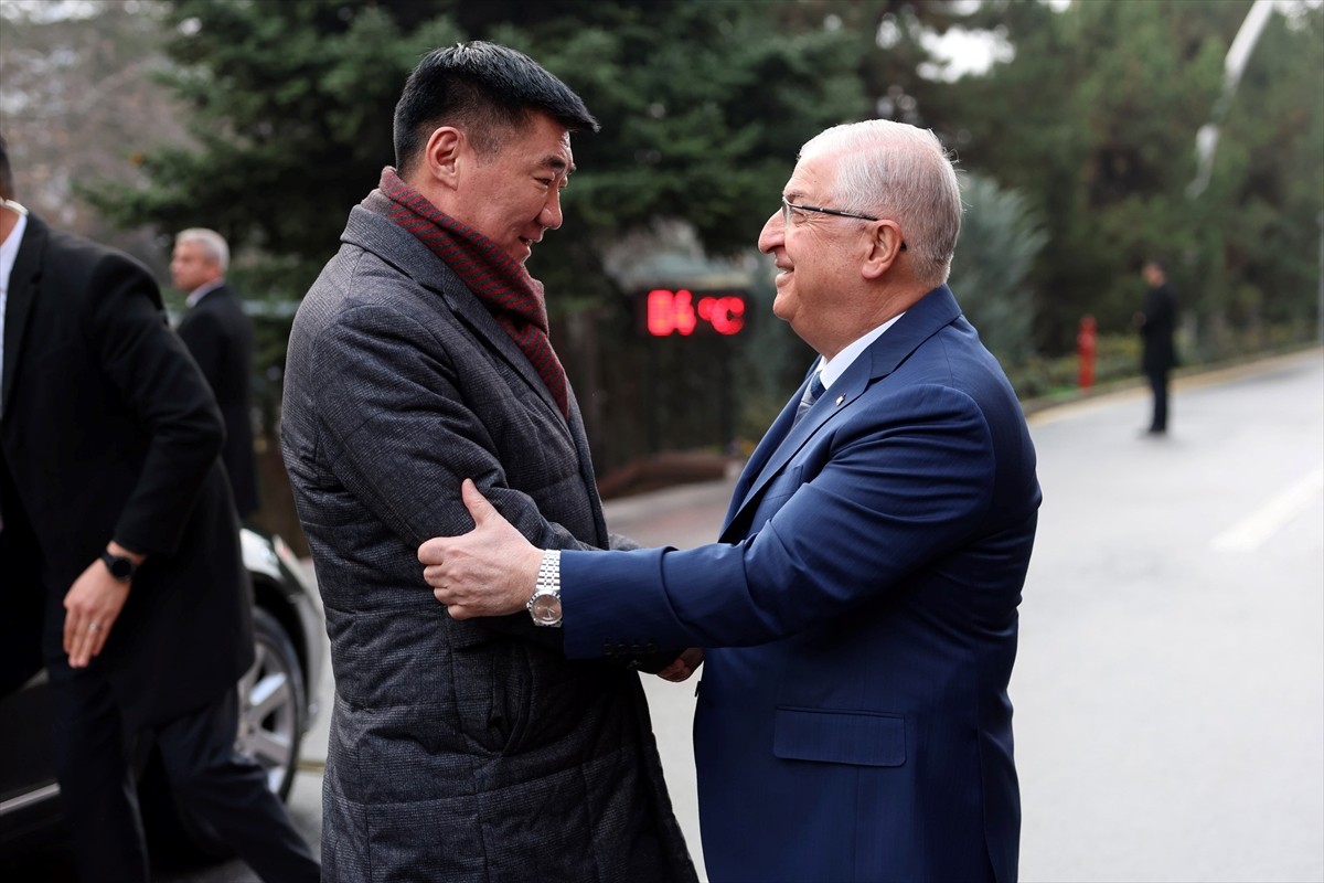 Milli Savunma Bakanı Yaşar Güler, Moğolistan Savunma Bakanı Byambatsogt Sandag ile bir araya...