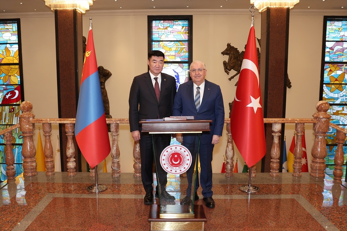 Milli Savunma Bakanı Yaşar Güler, Moğolistan Savunma Bakanı Byambatsogt Sandag ile bir araya...