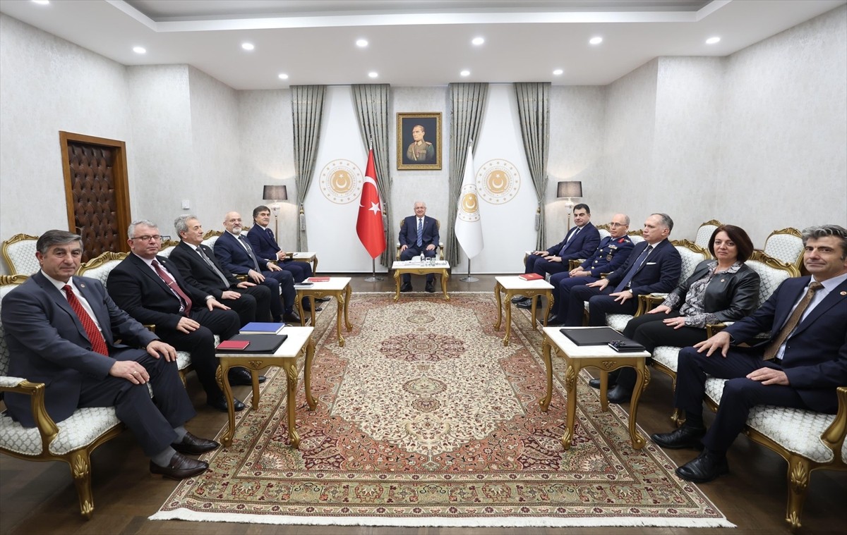 Milli Savunma Bakanı Yaşar Güler, Türkiye Emekli Astsubaylar Derneği (TEMAD) Genel Başkanı Emekli...