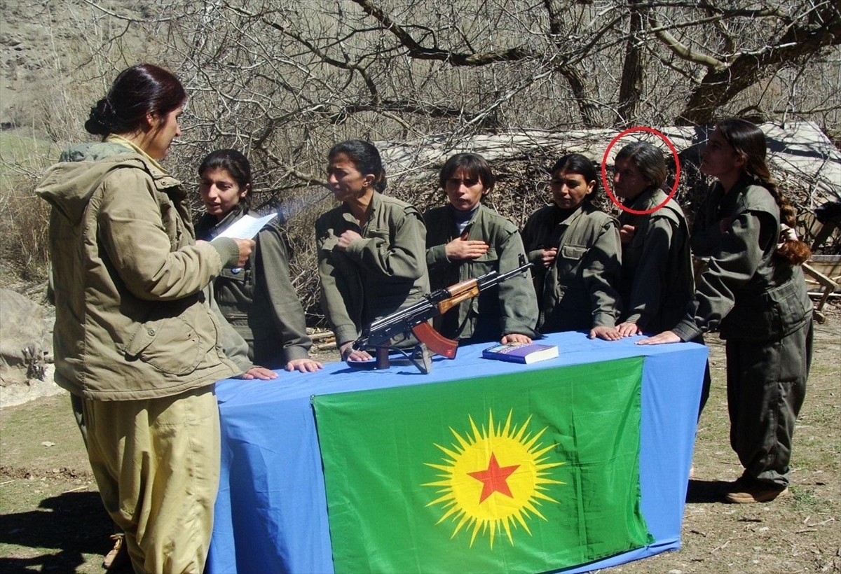 MİT, terör örgütü PKK/YPG'nin sözde yöneticilerinden Şiraz Ömer'i Suriye'de nokta operasyonla...