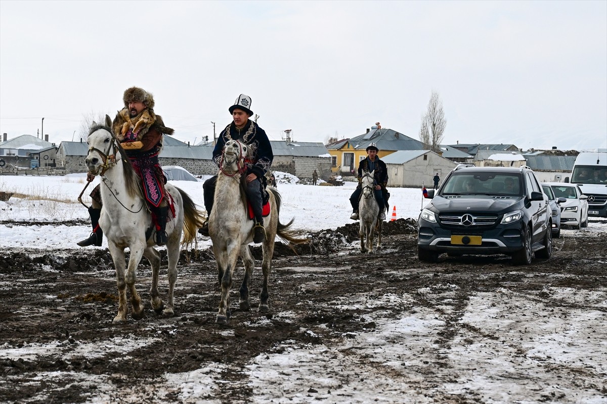 Moğolistan Cumhurbaşkanı Khurelsukh Ukhnaa, Van'ın Çaldıran ilçesinde İlhanlı Devleti Hükümdarı...