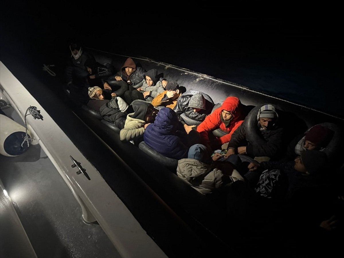 Muğla'nın Bodrum ilçesi açıklarında lastik botta, aralarında çocukların da bulunduğu 21 düzensiz...