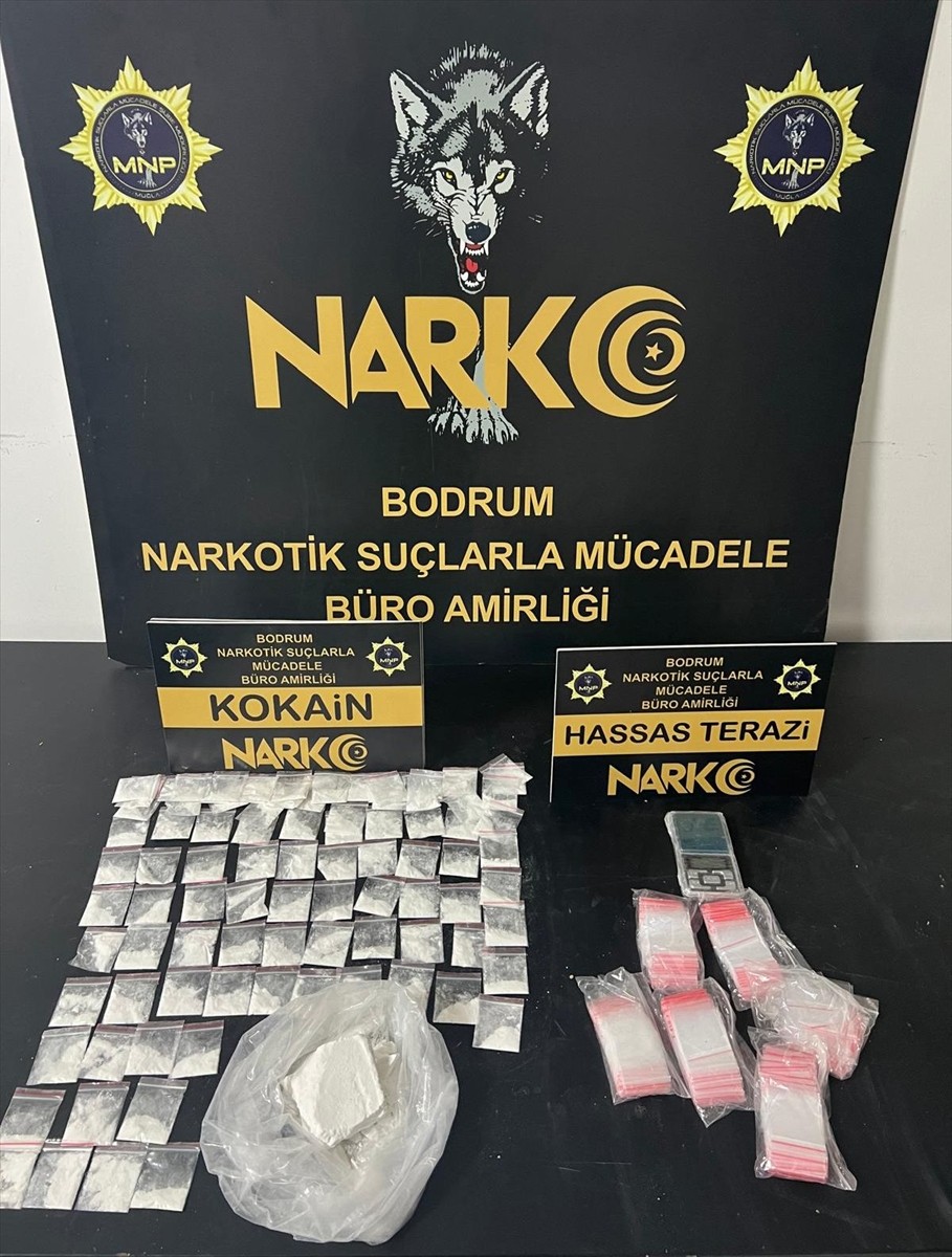 Muğla'nın Bodrum ilçesinde uyuşturucu ticareti yaptıkları iddiasıyla gözaltına alınan 2 zanlı...